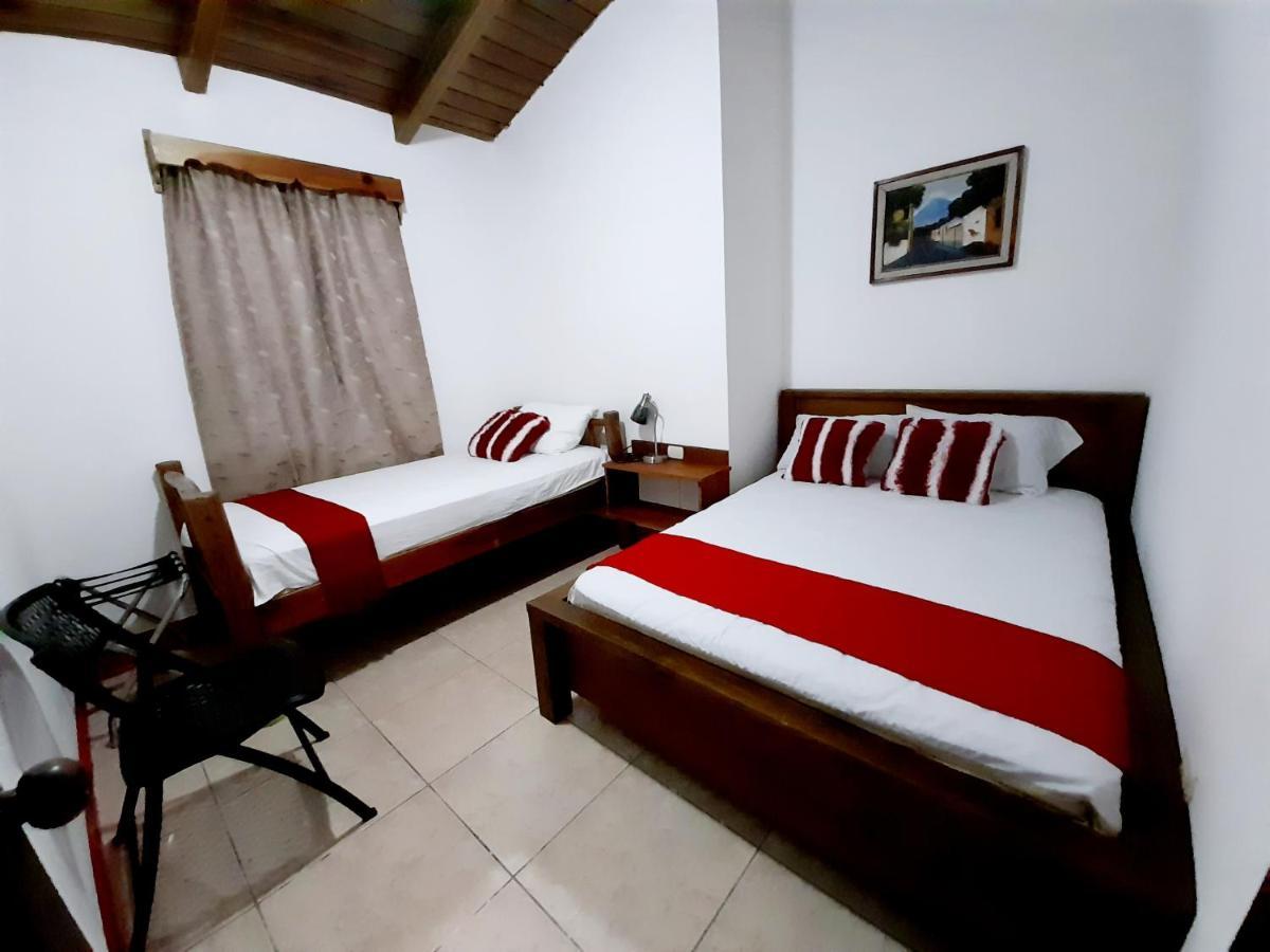 Hostal Blood Moon Rio Dulce Town Esterno foto