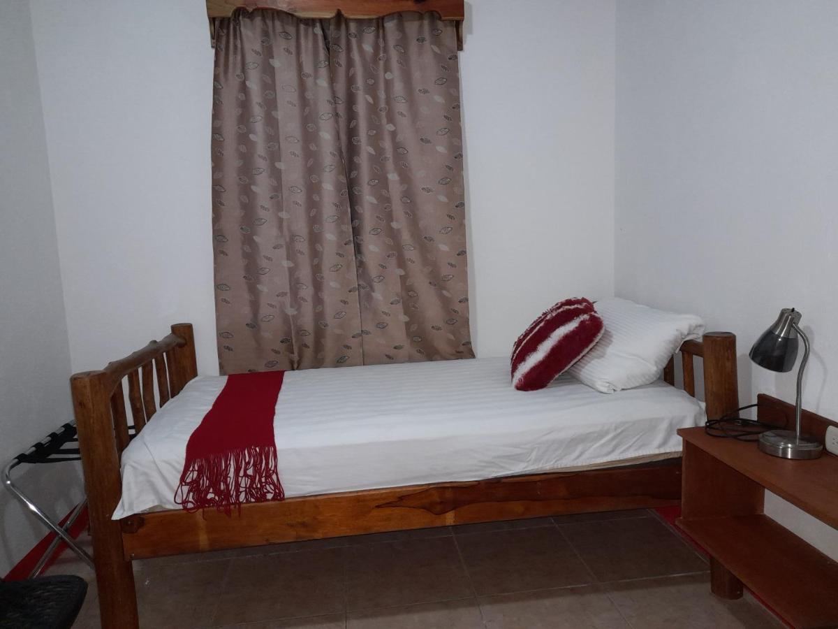 Hostal Blood Moon Rio Dulce Town Esterno foto