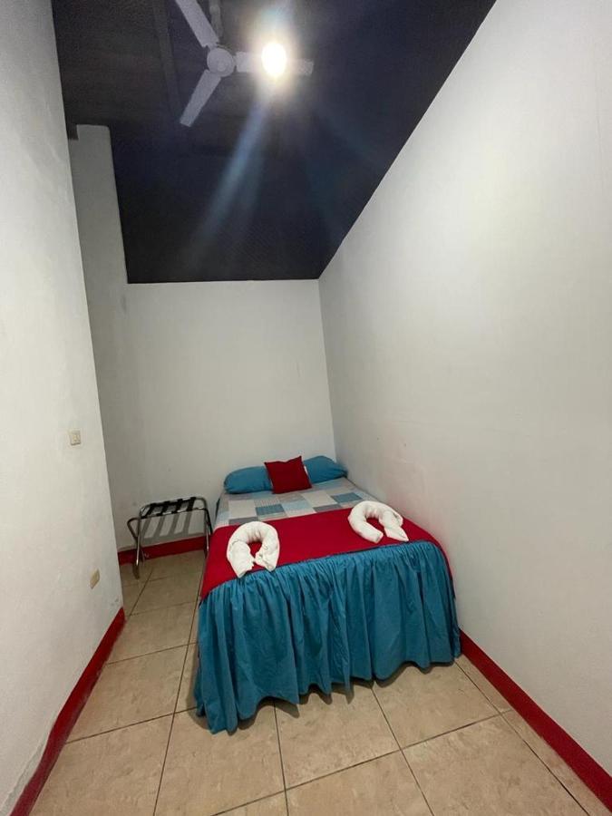 Hostal Blood Moon Rio Dulce Town Esterno foto